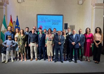 El Ayuntamiento reconoce la labor de cinco destacados miembros del tejido empresarial y económico de Ronda