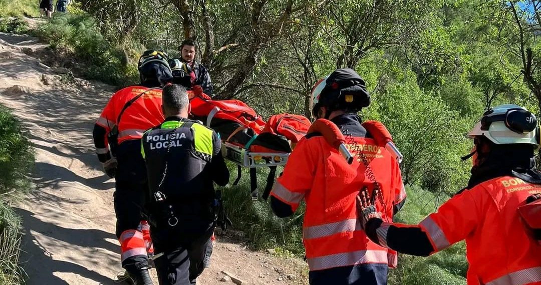 Bomberos rescatan a una nujer tras sufrir una caída de un mirador en Ronda