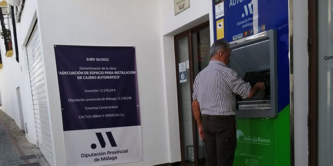 La Diputación de Málaga y Unicaja Banco instalan cajeros en Algatocín, Benalauría y Serrato para fomentar la inclusión financiera