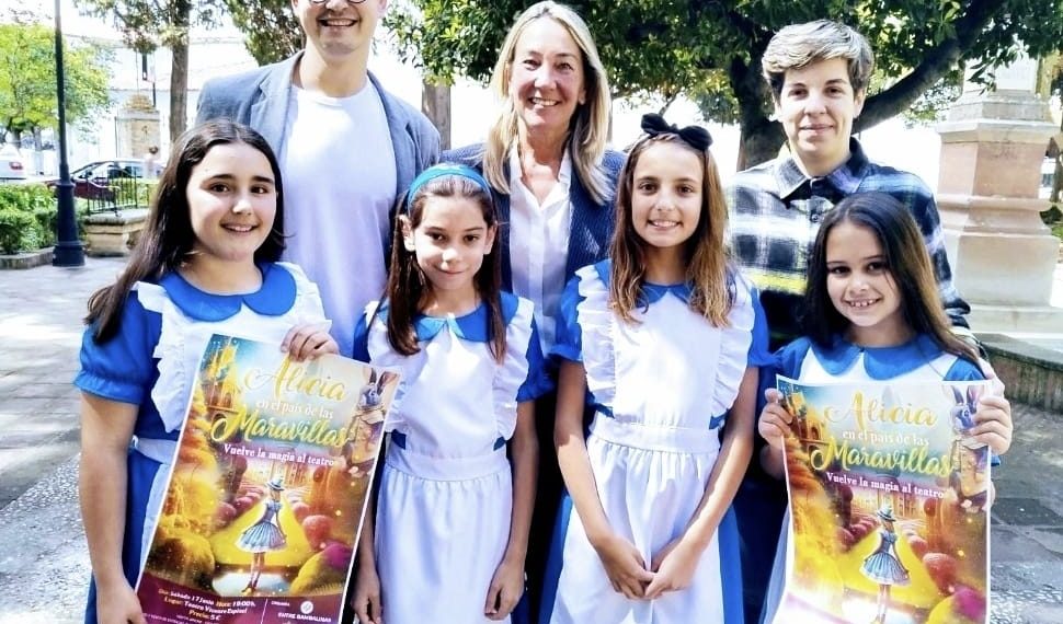 ‘Entre Bambalinas’ presenta un nuevo musical basado en la historia de ‘Alicia en el país de las maravillas’