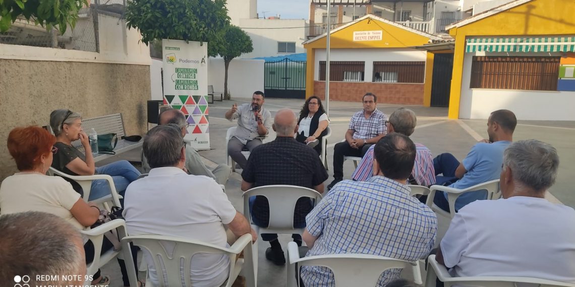 La Coalición de Izquierdas ‘Con Ronda’ se reúnen con vecinos de San Cristóbal para informar sobre sus políticas de Vivienda