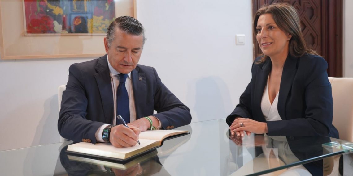 El consejero de Presidencia de la Junta de Andalucía, Antonio Sanz, ha visitado esta mañana el Ayuntamiento de Ronda, dentro de la agenda como representante del gobierno andaluz