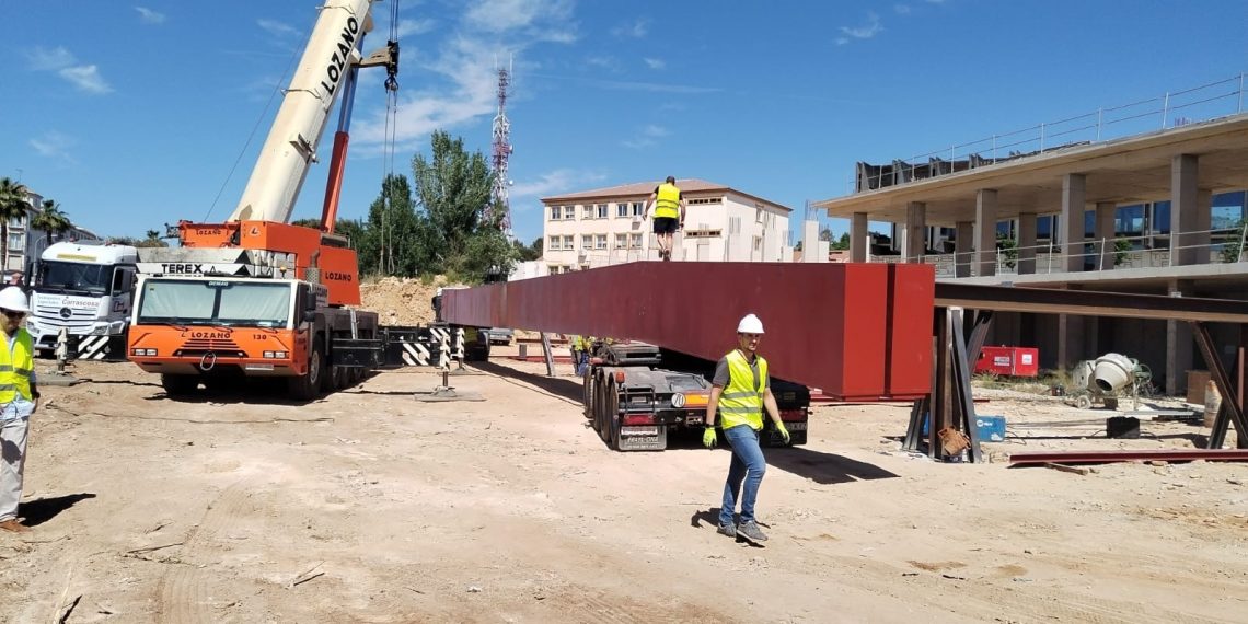 Continúa el proceso de construcción de la pasarela peatonal que salvará el paso a nivel de avenida victoria
