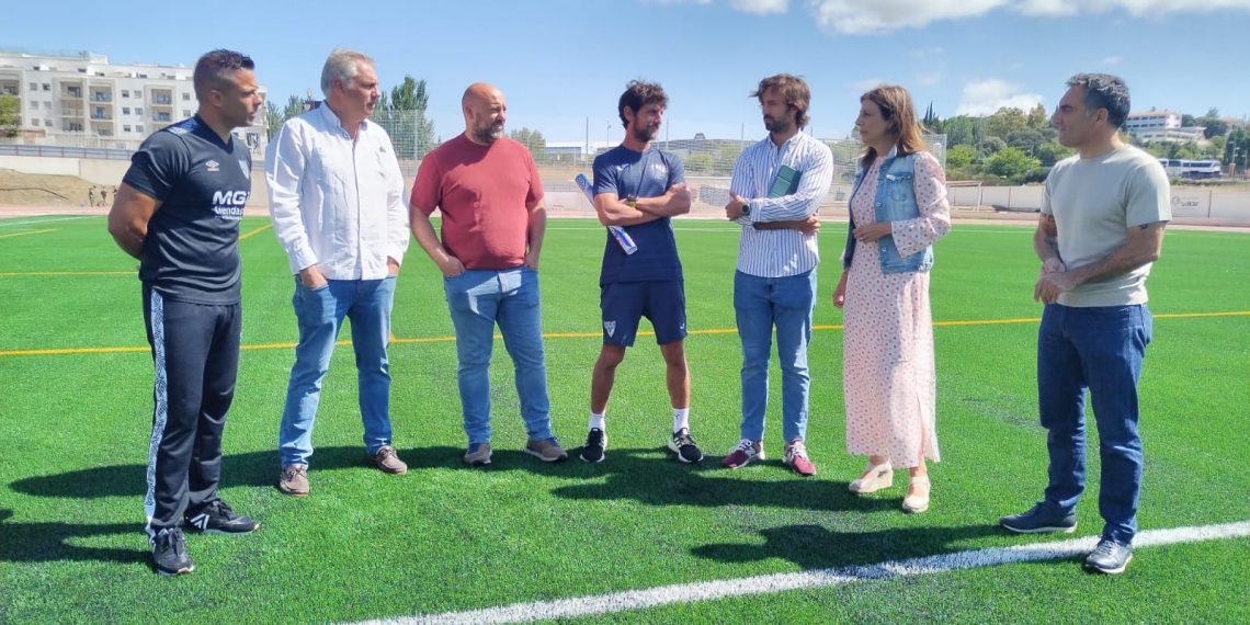 El campo de fútbol de la Ciudad Deportiva de Ronda vuelve a estar operativo tras el cambio de césped  