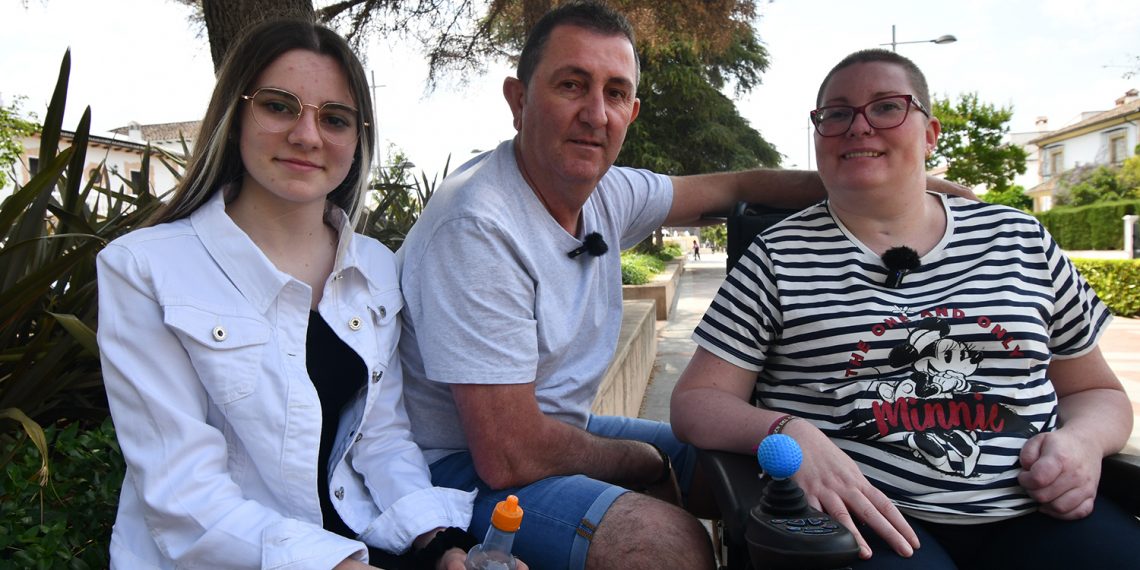 Jubrique se vuelca en ayudar a una vecina con problemas de movilidad