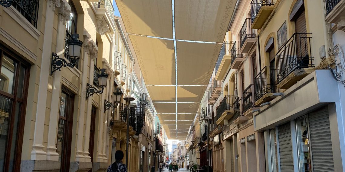 Arranca la instalación de las zonas de sombra a lo largo de toda la calle Vicente Espinel