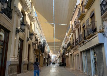 Arranca la instalación de las zonas de sombra a lo largo de toda la calle Vicente Espinel