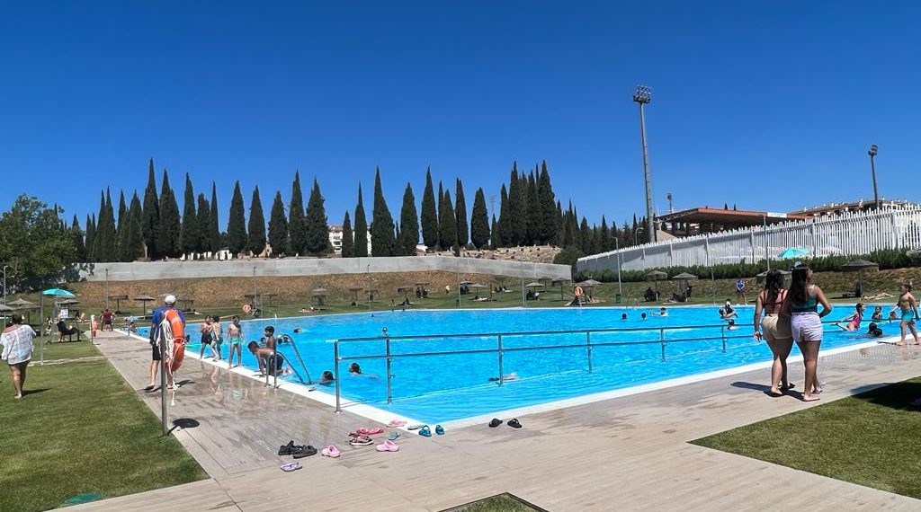 Más de 3.770 personas se han refugiado de la ola de calor en la piscina municipal ‘Manolo López’