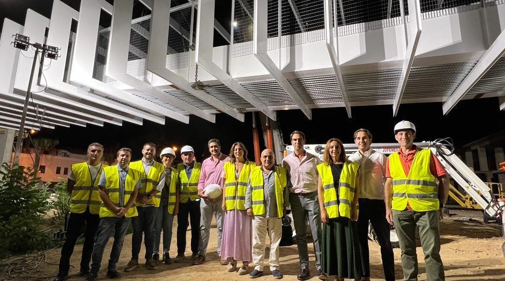 La pasarela peatonal sobre las vías del tren en Ronda ya está instalada