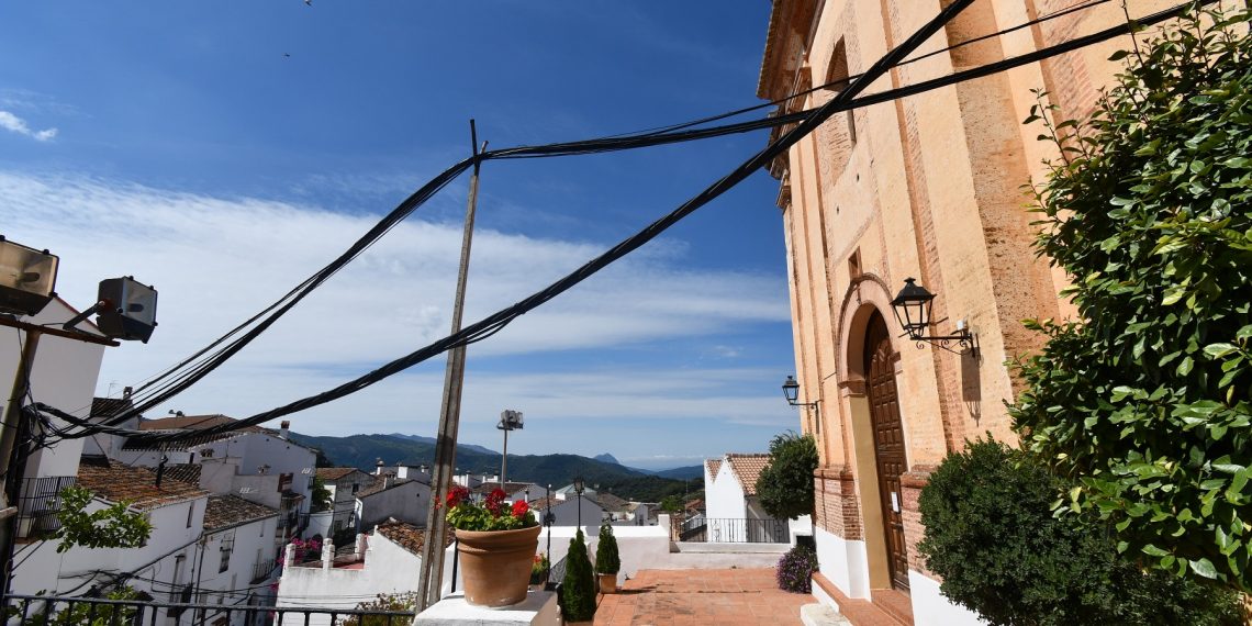 Alpandeire comienza a eliminar el cableado aéreo de sus calles
