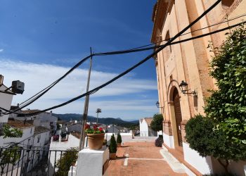 Alpandeire comienza a eliminar el cableado aéreo de sus calles