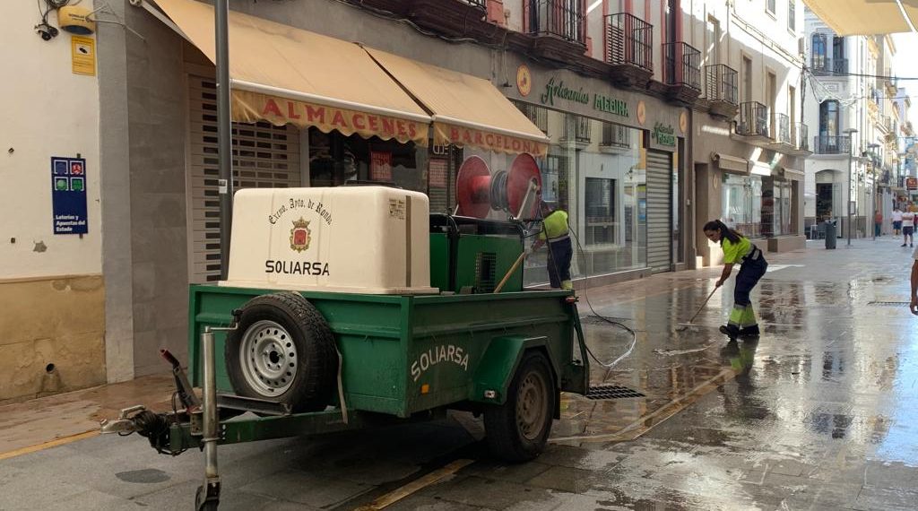 El Ayuntamiento refuerza el servicio de baldeo en las zonas más concurridas y siguiendo un plan de necesidades