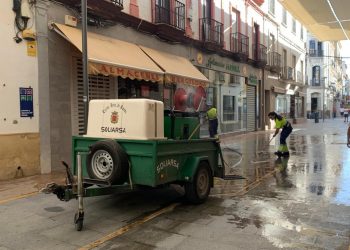 El Ayuntamiento refuerza el servicio de baldeo en las zonas más concurridas y siguiendo un plan de necesidades