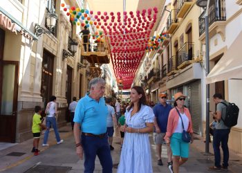 El Ayuntamiento inicia los trabajos de decoración de la calle Espinel de cara a la feria con los tradicionales farolillos  