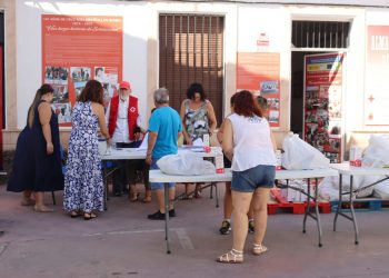 El Ayuntamiento y Cruz Roja realizan el reparto mensual de alimentos entre las familias con menos recursos de la ciudad