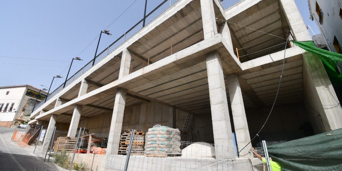 Algatocín crea aparcamientos sobre el futuro museo de la cal