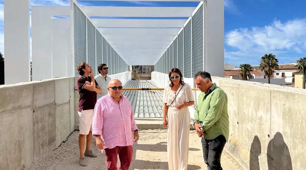 La pasarela peatonal que eliminará la peligrosidad del paso a nivel en la avenida Victoria se encuentra al 85% de su ejecución