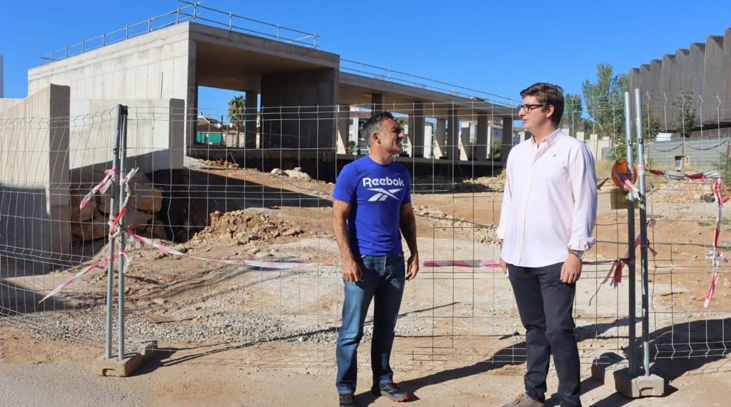 El Ayuntamiento creará una nueva zona de esparcimiento frente a la Biblioteca Comarcal dentro del proyecto de transformación de la zona