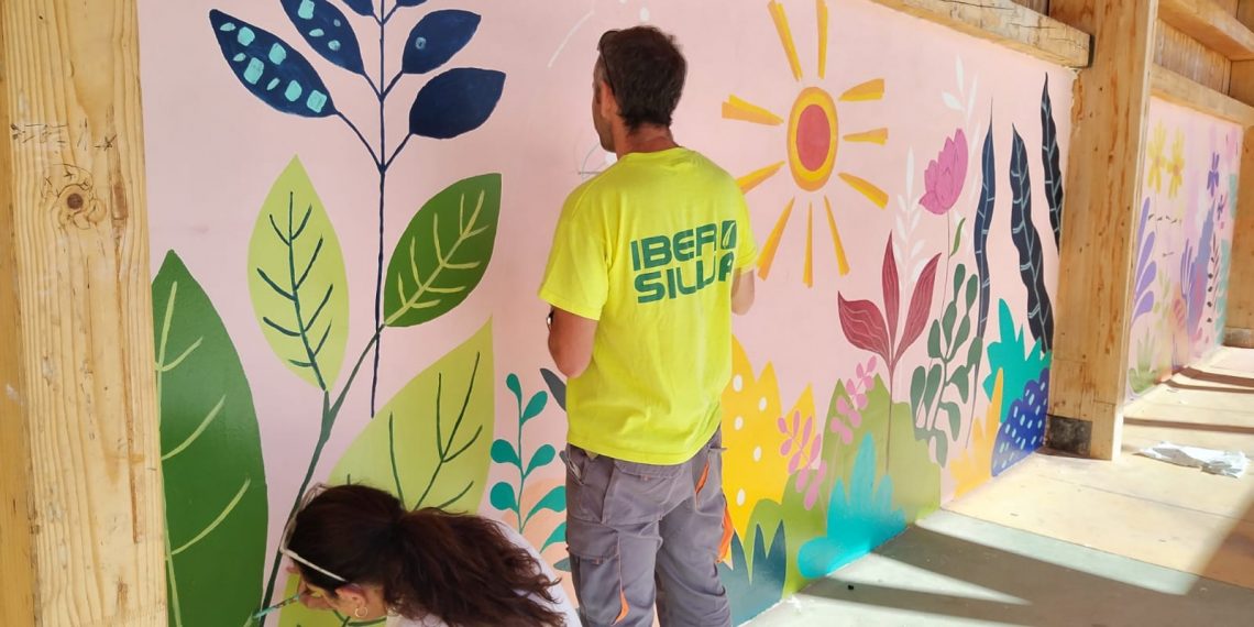 El Ayuntamiento restaura los murales de la plaza ‘Miguel Ángel Blanco’ después de un acto vandálico donde fueron cubiertos con grafitis