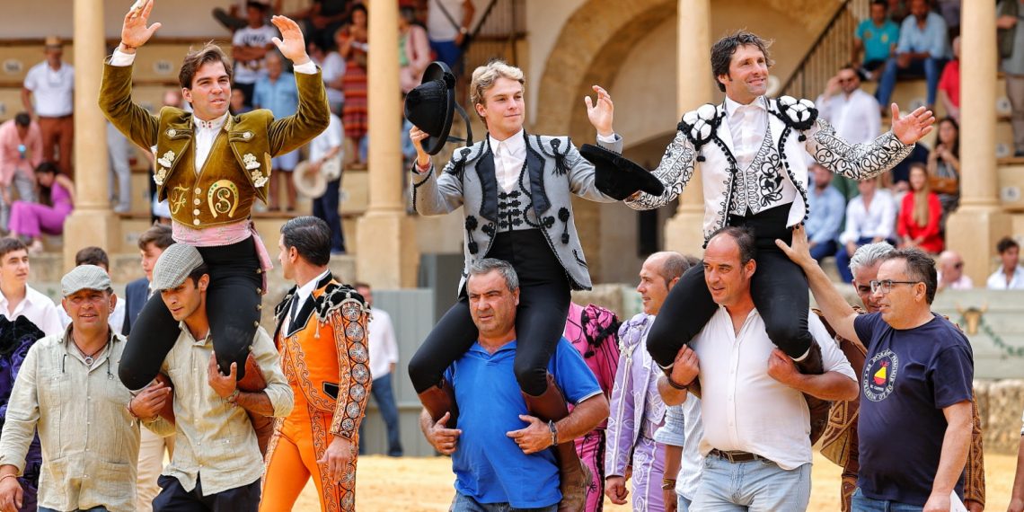 Andrés Romero, Sebastián Fernández y Duarte Fernandes salen a hombros en la matinal de Ronda 