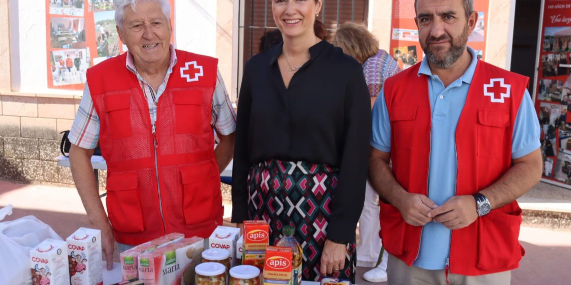 El Ayuntamiento y Cruz Roja realizan su reparto emensual de alimentos a las familias necesitadas