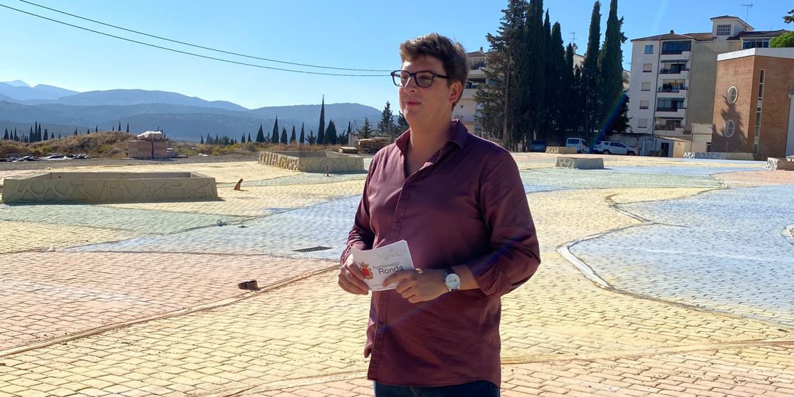 A licitación las tres parcelas comerciales y de ocio de la zona de la antigua piscina municipal en la avenida de Málaga