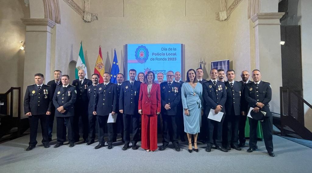 El Ayuntamiento reconoce la labor de más de una veintena de policías locales el día de su patrona