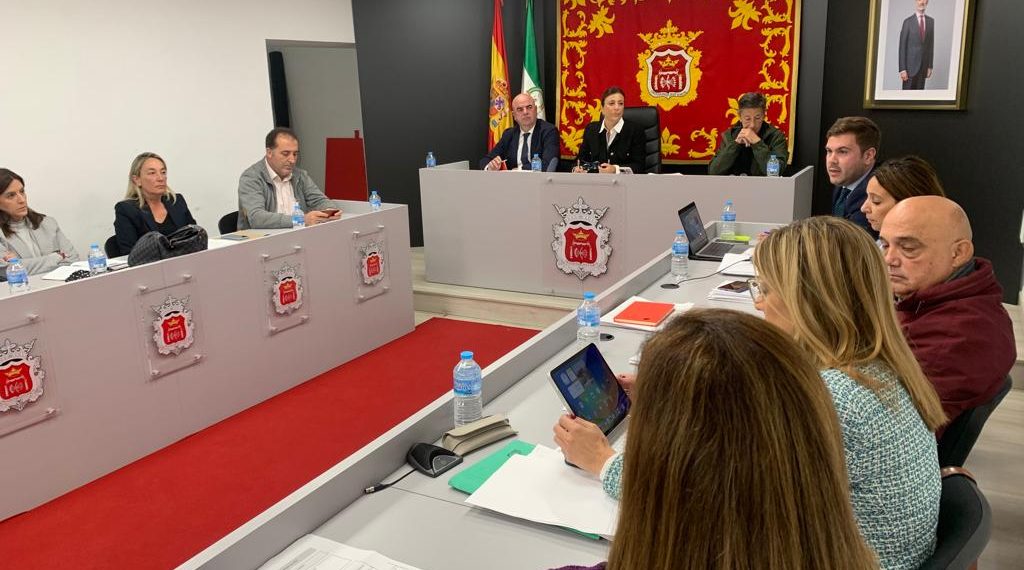 Sindicatos y funcionarios del Ayuntamiento solicitan amparo a la alcaldesa por las acusaciones de enchufismo por parte del portavoz socialista Francisco Cañestro