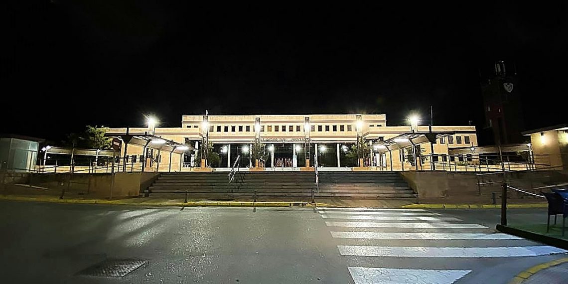 El Ayuntamiento inicia un proyecto de puesta en valor y renovación de la plaza Carlos Cano con el arreglo de desperfectos, jardinería e iluminación