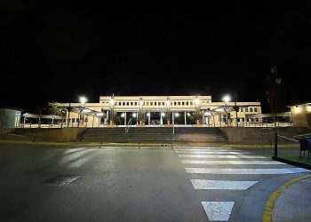 El Ayuntamiento inicia un proyecto de puesta en valor y renovación de la plaza Carlos Cano con el arreglo de desperfectos, jardinería e iluminación