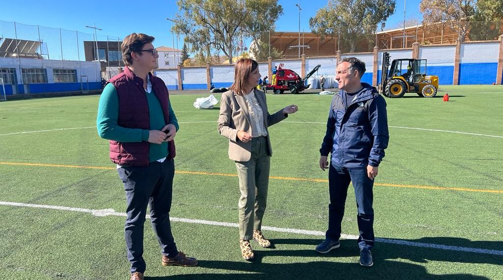 El Ayuntamiento destina 800.000 euros en mejoras en las instalaciones deportivas de El Fuerte donde se está cambiando ahora el césped artificial