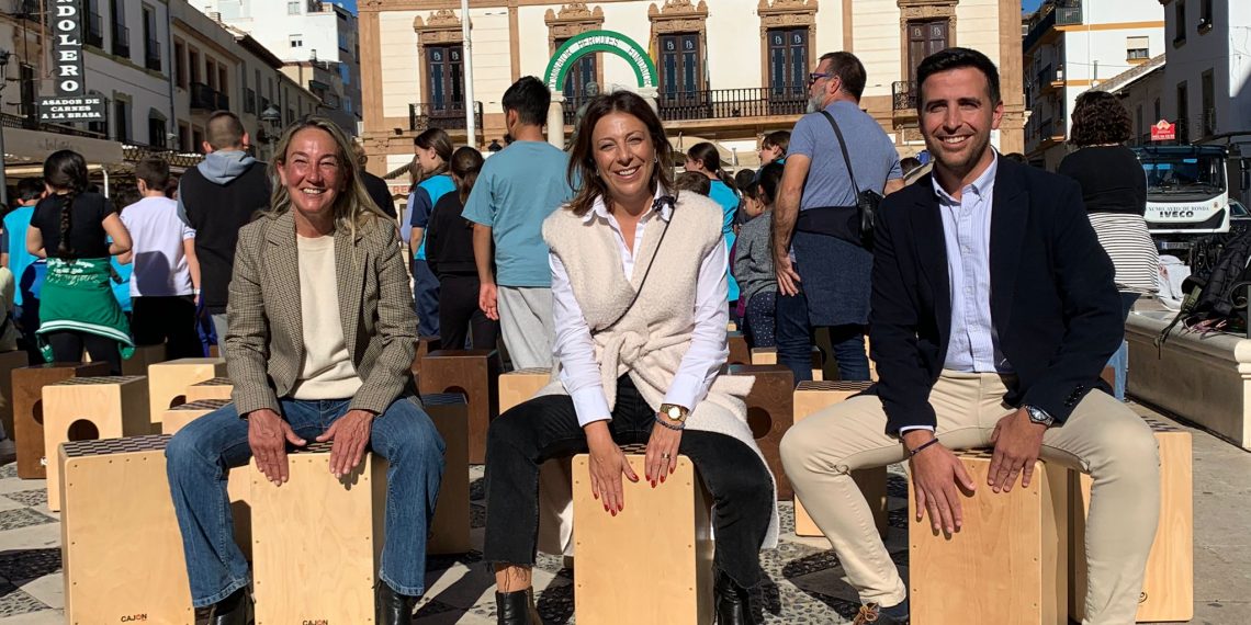 Casi 300 niños y niñas rondeños participan en una cajoneada organizada por la Diputación y el Ayuntamiento por el Día Mundial del Flamenco