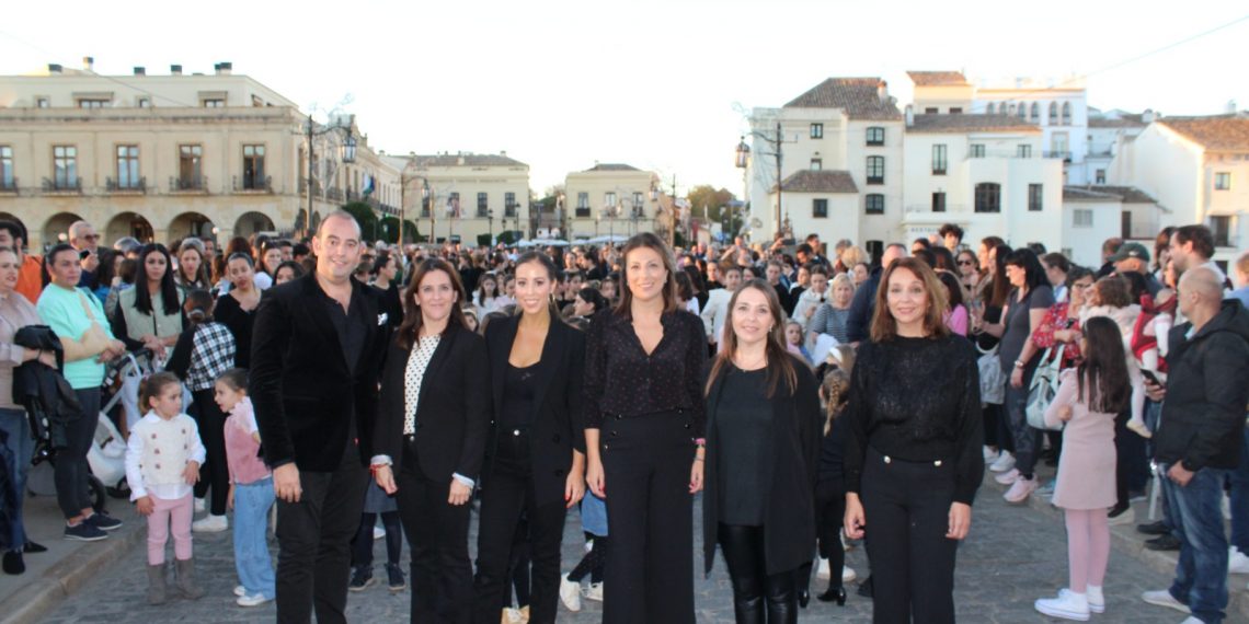 Casi 200 personas participan en el ‘flashmob’ que ha cerrado el programa de actos organizado con motivo del Día Mundial del Flamenco