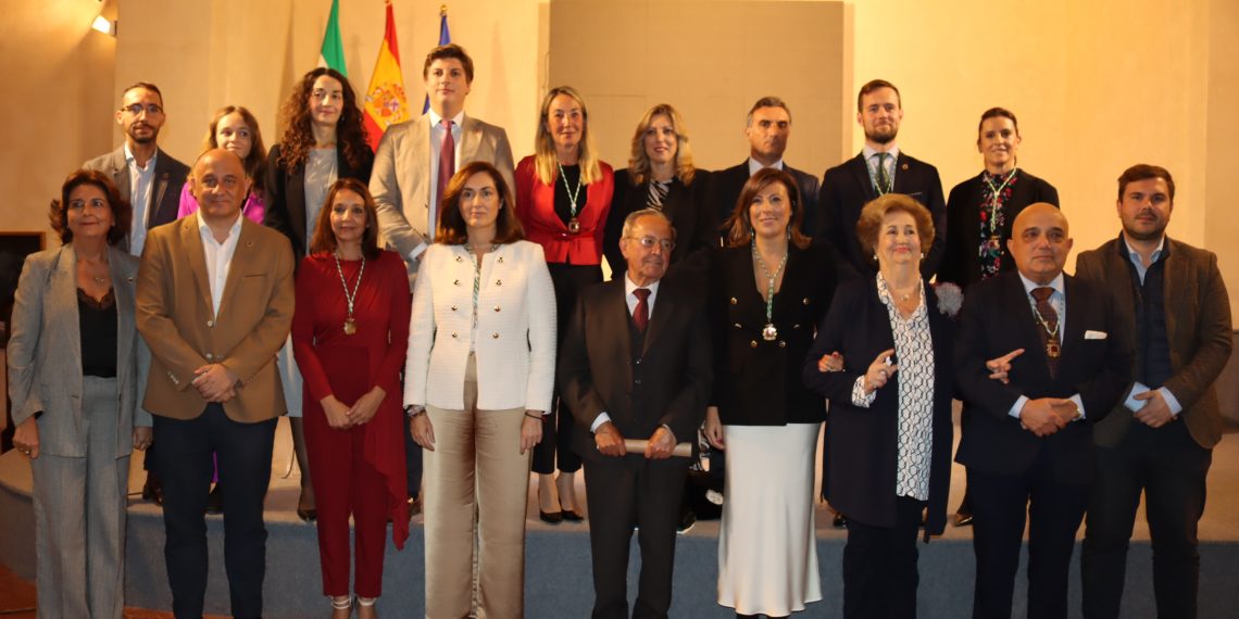 El Ayuntamiento reconoce la labor social de Joaquín Hita y Pepita Gamero