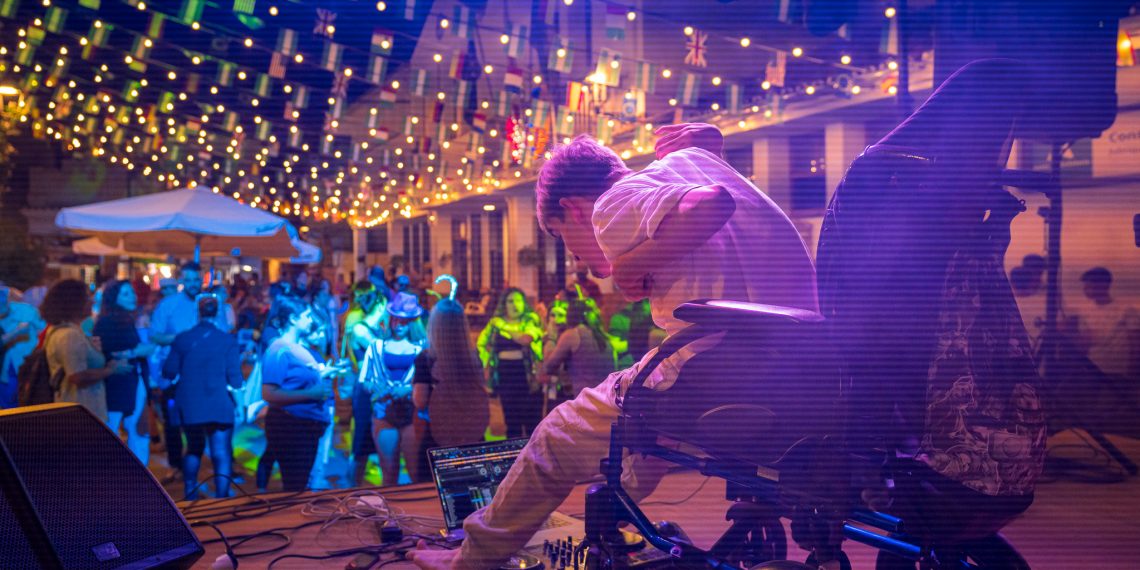 El dj que pincha con los pies: su historia