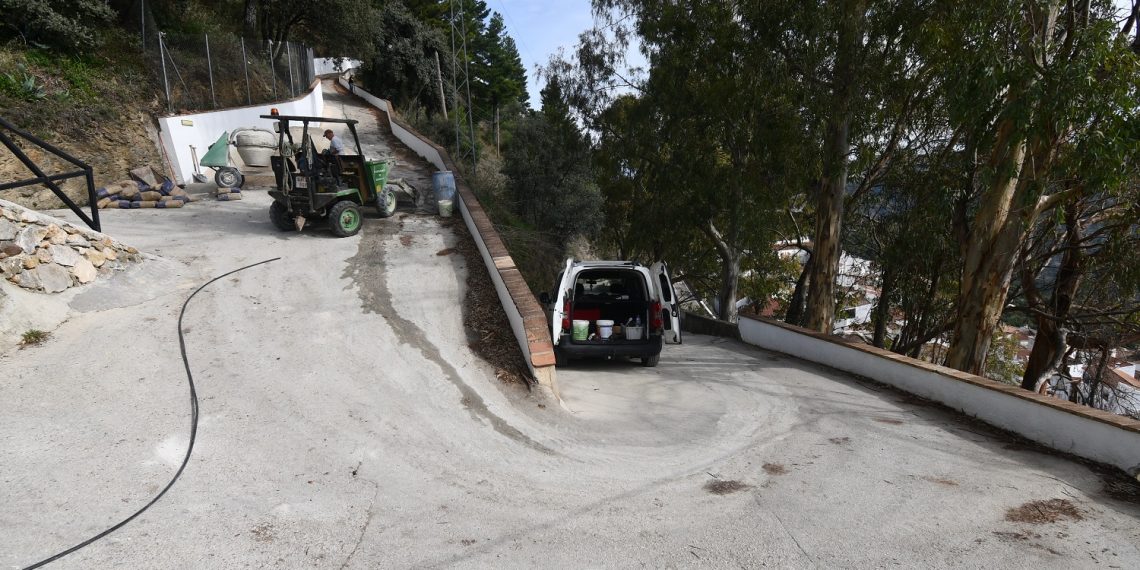 Algatocín realiza mejoras en el camino del depósito y la ermita