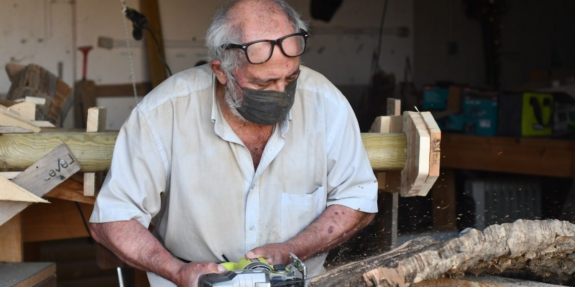 Pujerra instala la 1ª escultura del proyecto del artista Ricardo Dávila