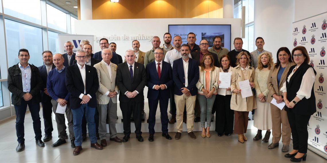 La Diputación completa la planificación de emergencia y autoprotección de la provincia con la entrega de planes a 32 municipios