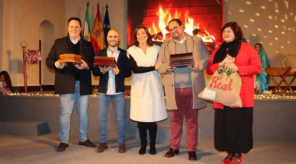 Ronda da la bienvenida a la Navidad con el encendido del alumbrado y con el traspaso de coronas a los Reyes Magos