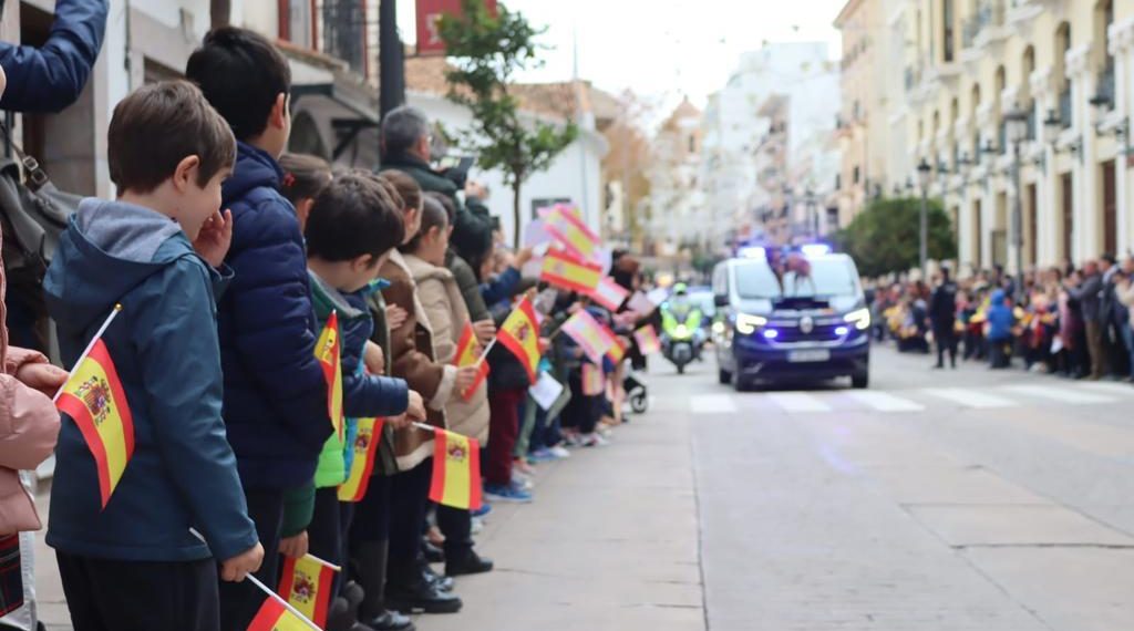 El Ayuntamiento celebra con los cuerpos y fuerzas de seguridad del Estado y casi 300 escolares el día de la Constitución