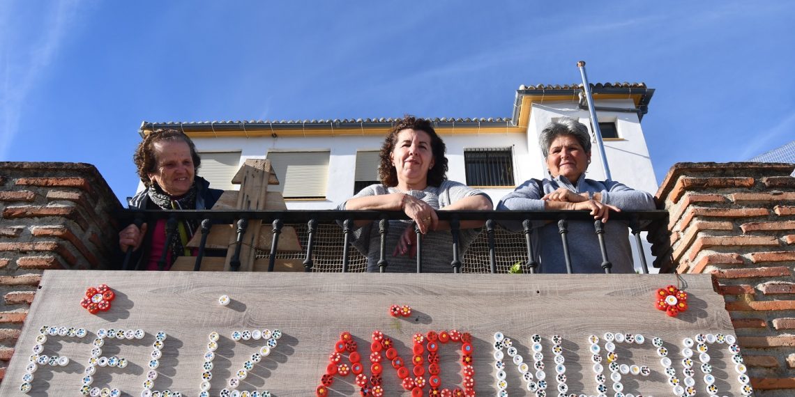 VECINAS DE ALGATOCÍN DECORAN DISTINTOS RINCONES DEL MUNICIPIO