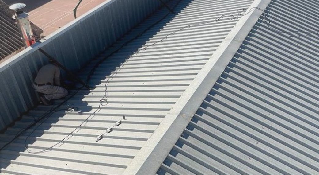 El Ayuntamiento pone en marcha un plan de mejoras en la cubierta de la Escuela de Enfermería para evitar los desperfectos en la misma