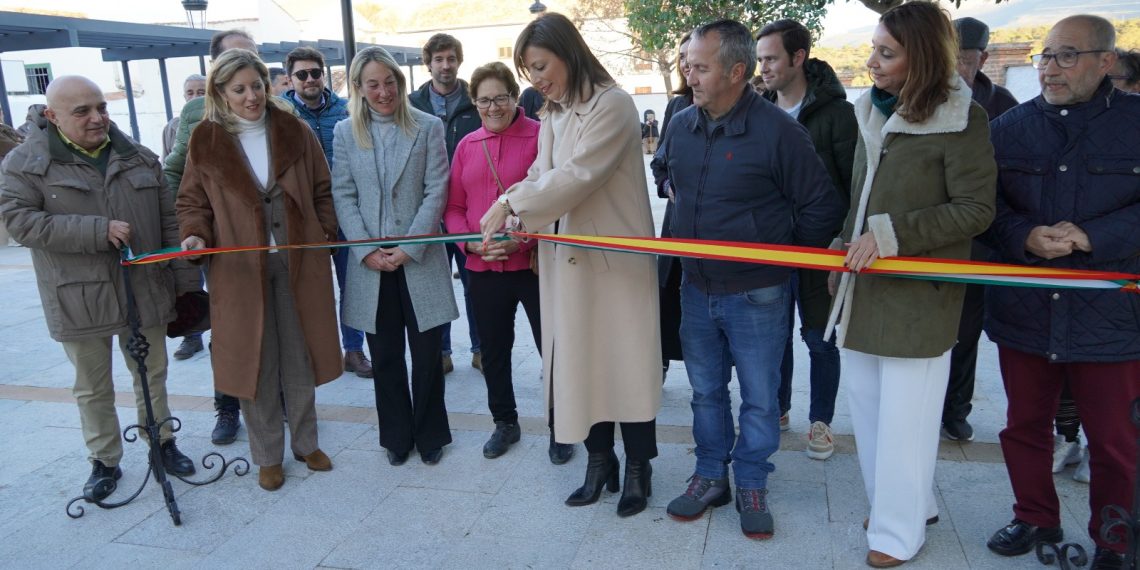 Los vecinos del barrio de San Francisco reestrenan la plaza de El Llanete