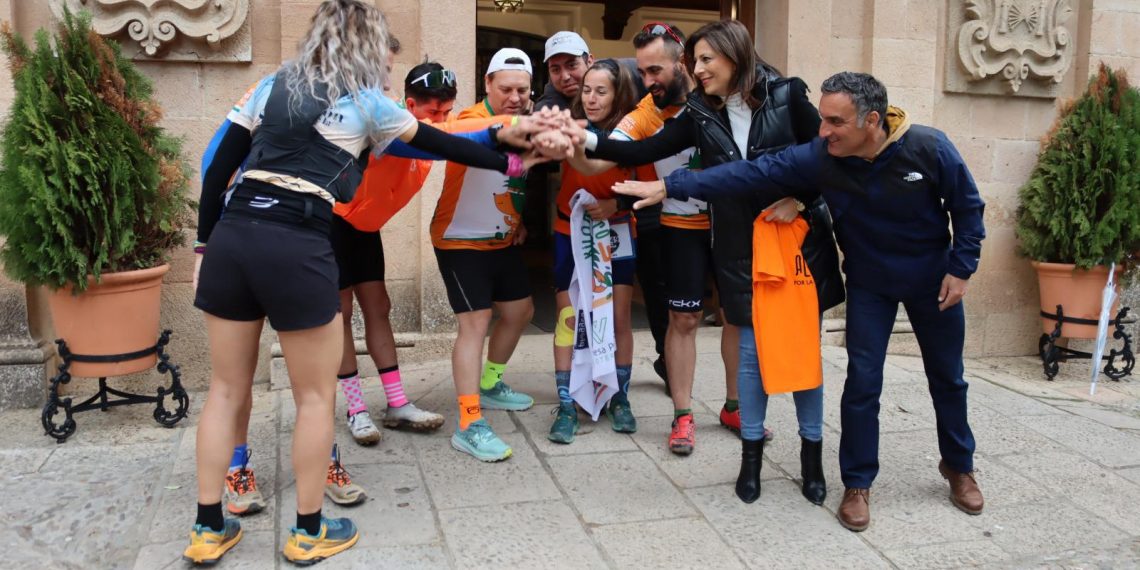Ronda recibe a los deportistas que participan en una prueba solidaria en apoyo a la investigación de la leucemia infantil