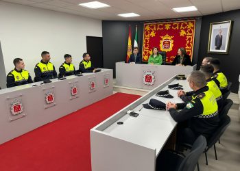 La alcaldesa recibe a siete nuevos policías locales que prestarán sus servicios en Ronda este 2024