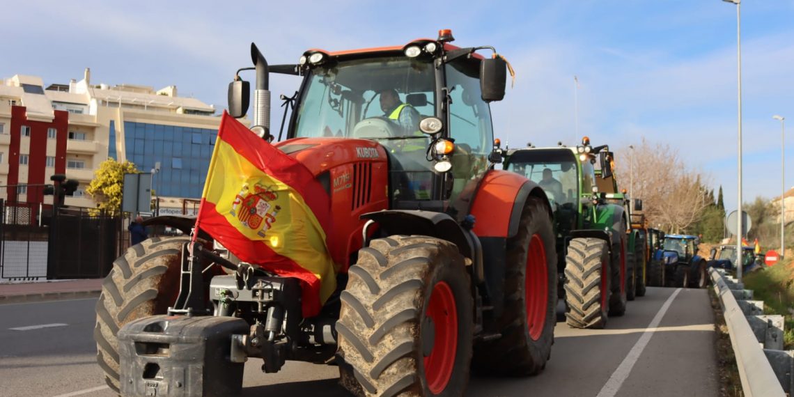 Agricultores y ganaderos de la Serranía protestan con una tractorada por la situación del sector primario