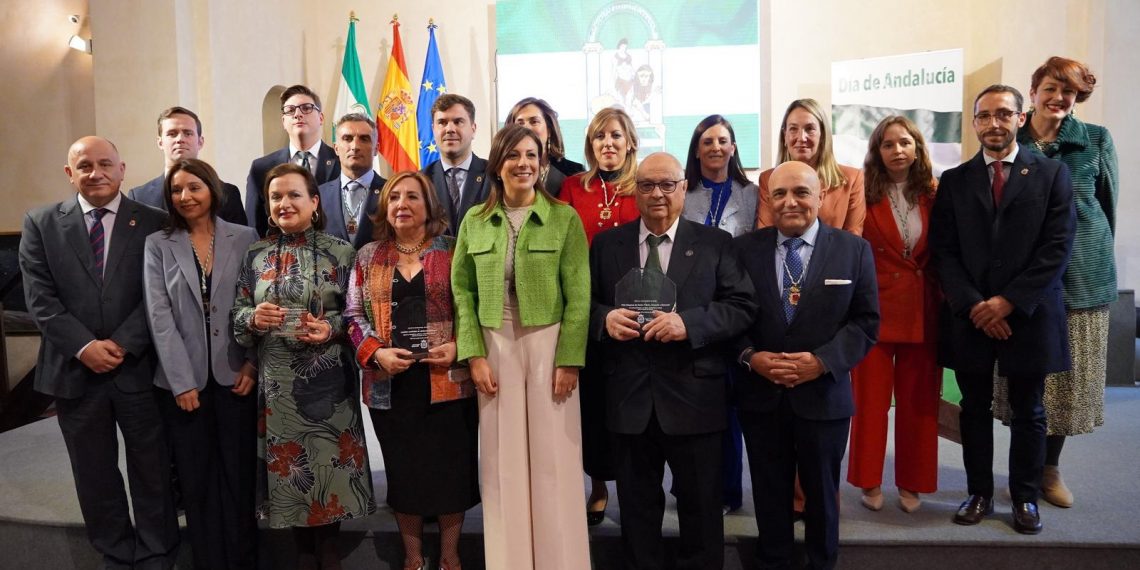 El Ayuntamiento entrega los premios Día de Andalucía a Margarita Pavía, AROAL y a la Peña Flamenca Tobalo Fernanda y Bernarda