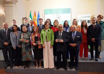 El Ayuntamiento entrega los premios Día de Andalucía a Margarita Pavía, AROAL y a la Peña Flamenca Tobalo Fernanda y Bernarda