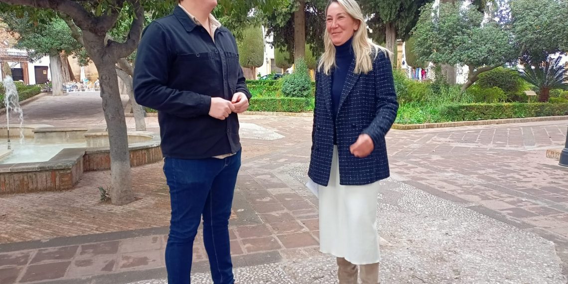 El Ayuntamiento organiza una plantación de pinsapos para fomentar el vínculo intergeneracional entre abuelos y nietos