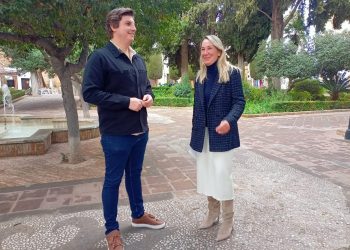 El Ayuntamiento organiza una plantación de pinsapos para fomentar el vínculo intergeneracional entre abuelos y nietos